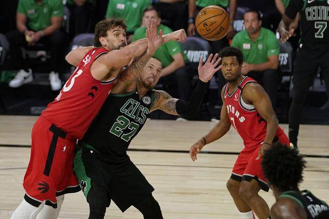  霍勒迪致命抢断雄鹿险胜凯尔特人扳平系列赛